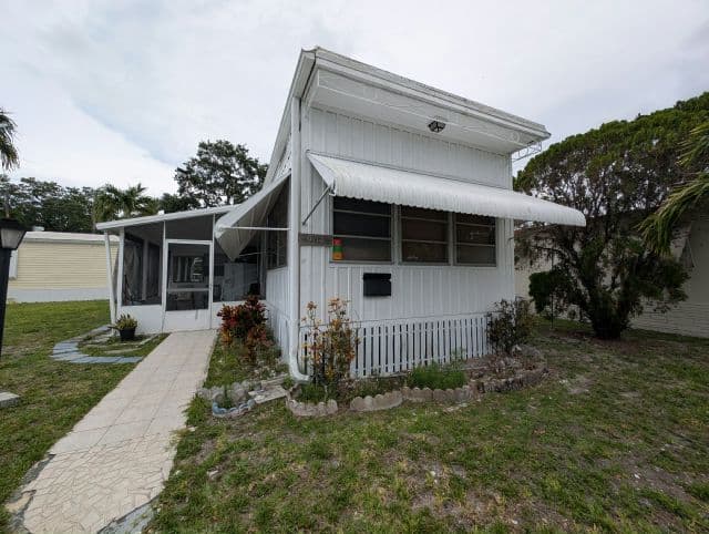 Manufactured home in Hallandale Beach, FL 33009