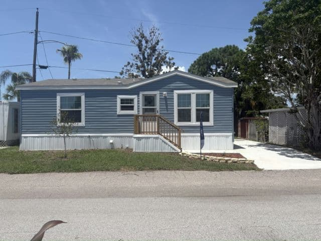 Manufactured home in Largo, FL 33778