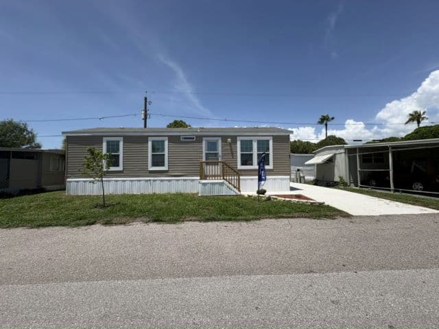 Manufactured home in Largo, FL 33778