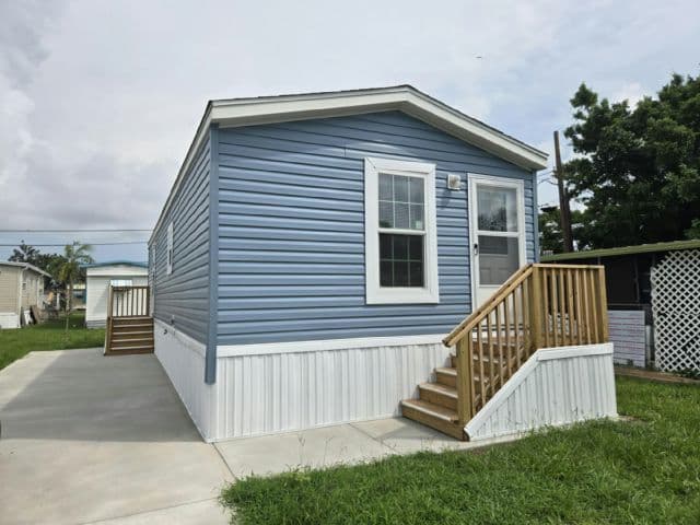 Manufactured home in Palmetto, FL 34221