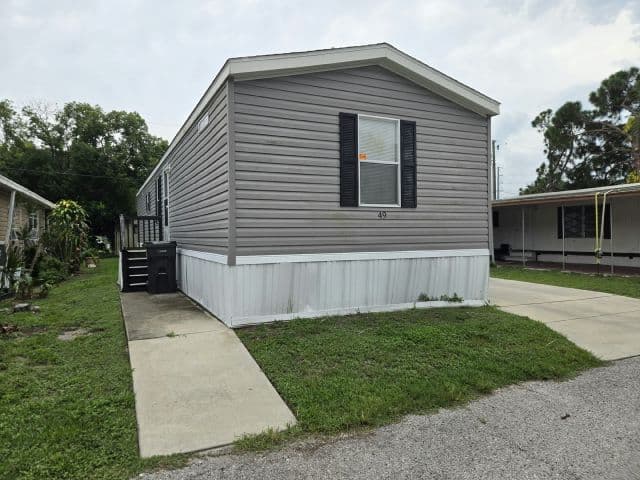 Manufactured home in St. Petersburg, FL 33702