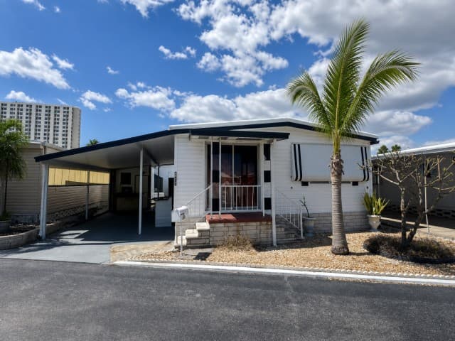 Manufactured home in South Pasadena, FL 33707