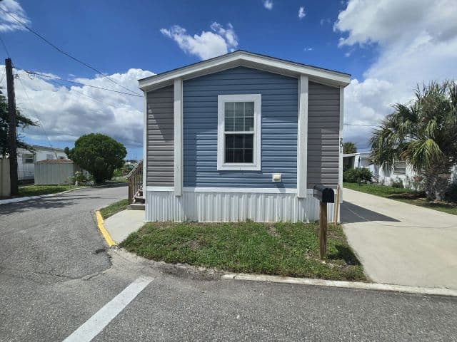 Manufactured home in St. Petersburg, FL 33709