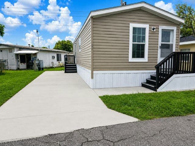 Manufactured home in Auburndale, FL 33823