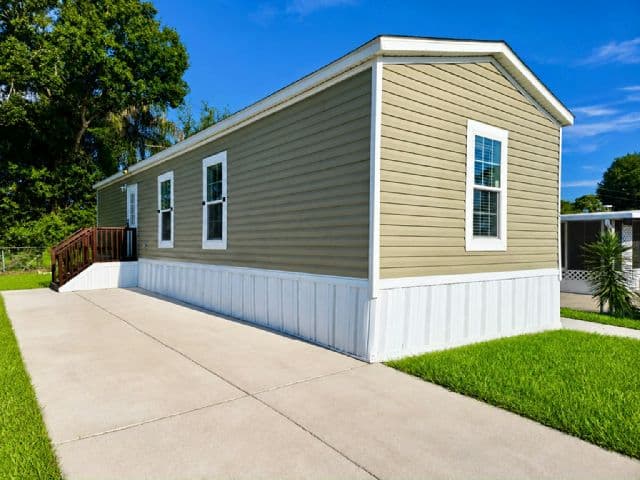 Manufactured home in Winter Haven, FL 33884