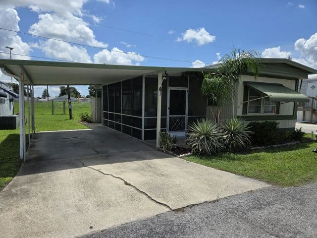 Manufactured home in Winter Haven, FL 33884