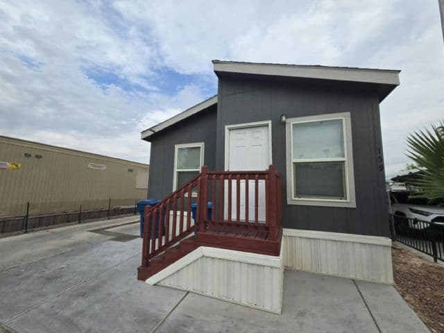 Manufactured home in Las Vegas, NV 89121