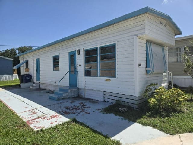 Manufactured home in Palmetto, FL 34221