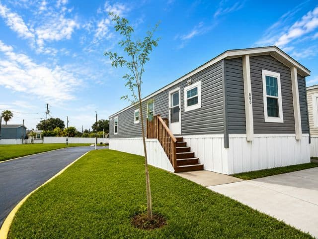 Manufactured home in St. Petersburg, FL 33714