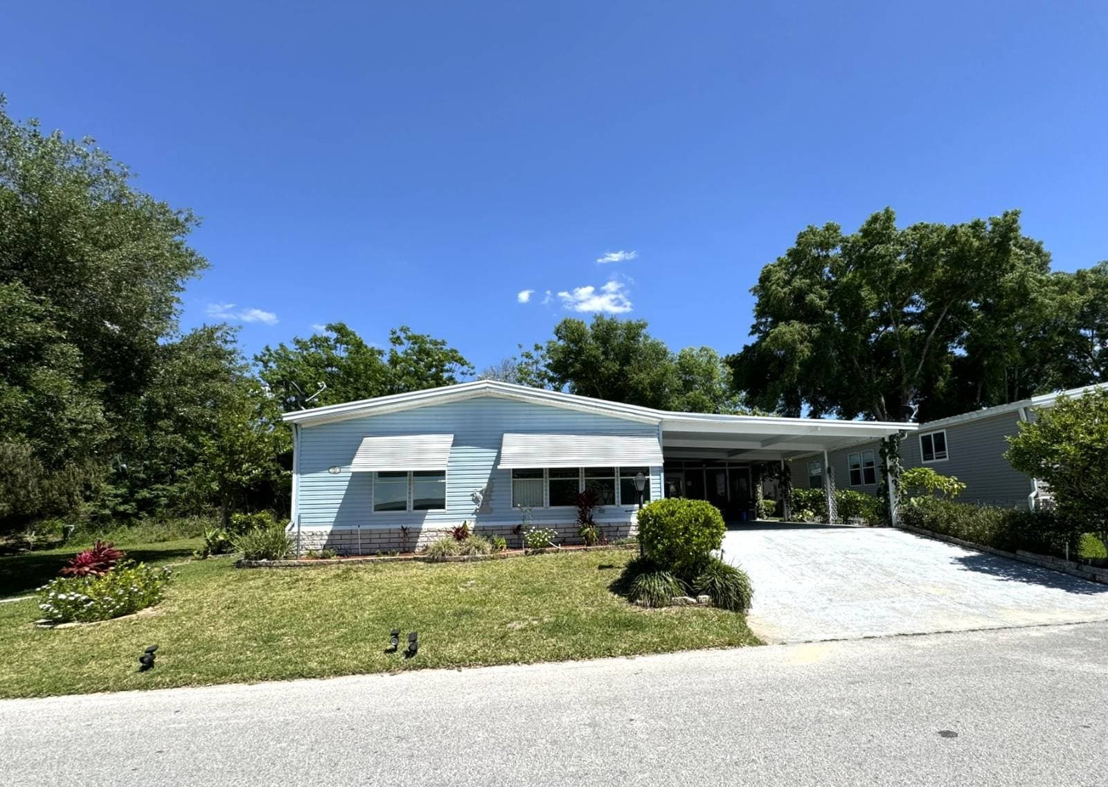 Manufactured home in Lady Lake, FL 32159