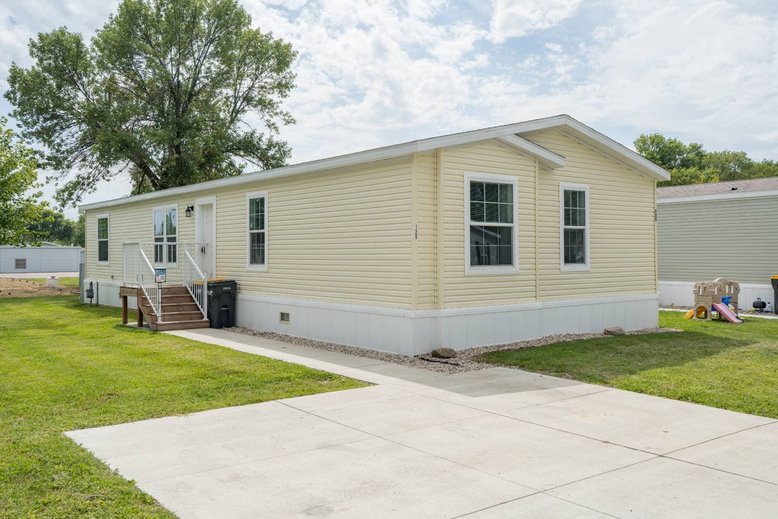 Welcome Home to 125 Kingsway Dr