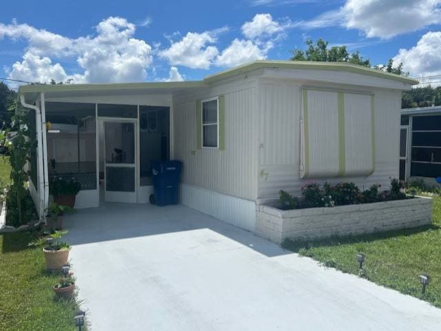 Manufactured home in Palmetto, FL 34221