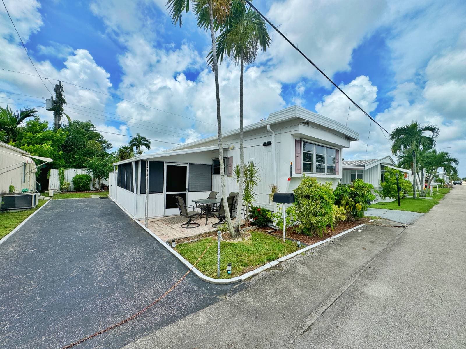Manufactured home in Hallandale Beach, FL 33009