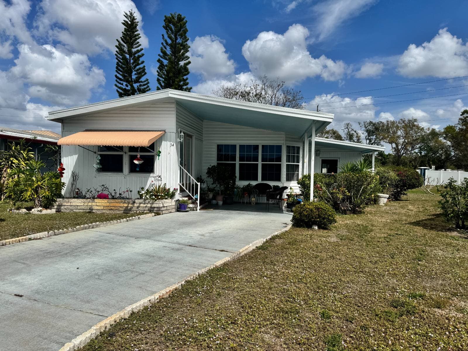 Manufactured home in Bradenton, FL 34203