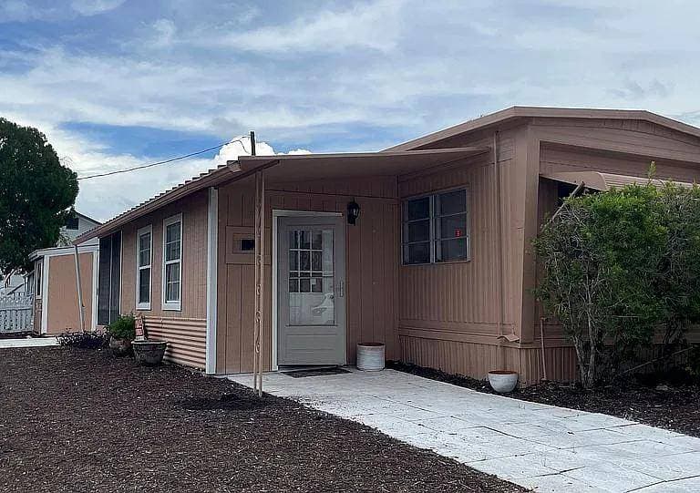 Manufactured home in Edgewater, FL 32132