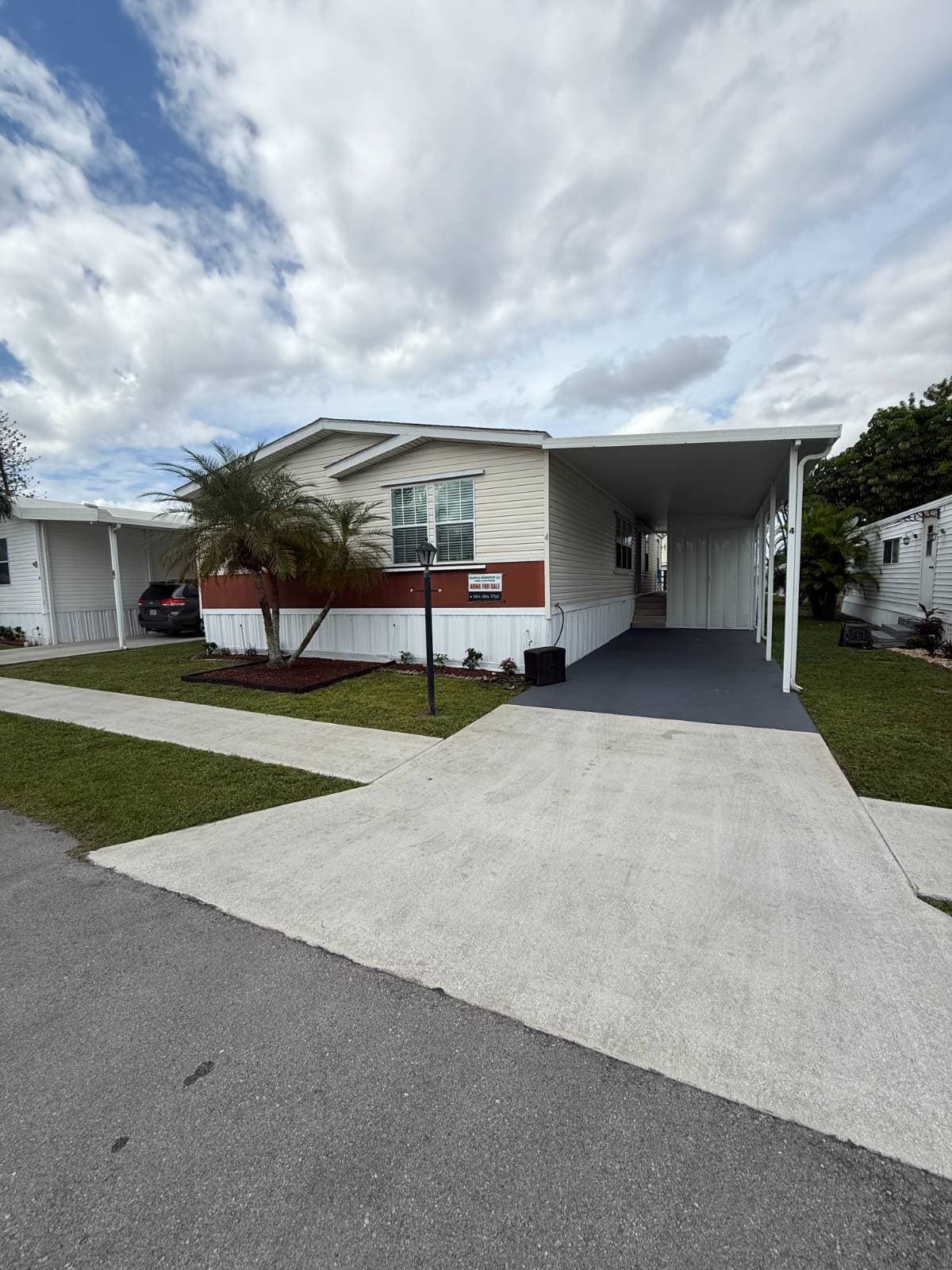 Manufactured home in Davie, FL 33325