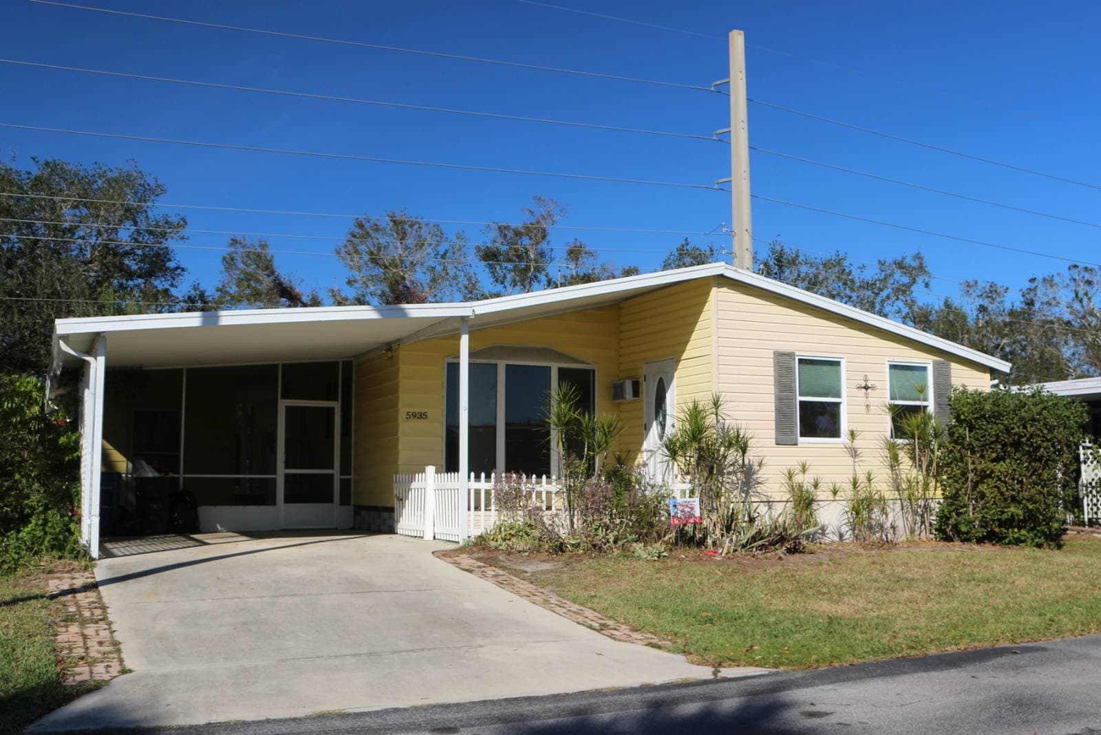 Manufactured home in Sarasota, FL 34233