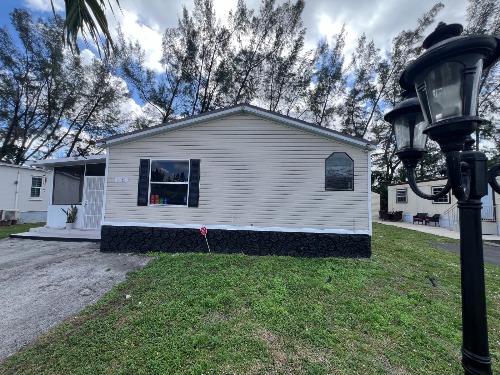 Manufactured home in Miramar, FL 33025