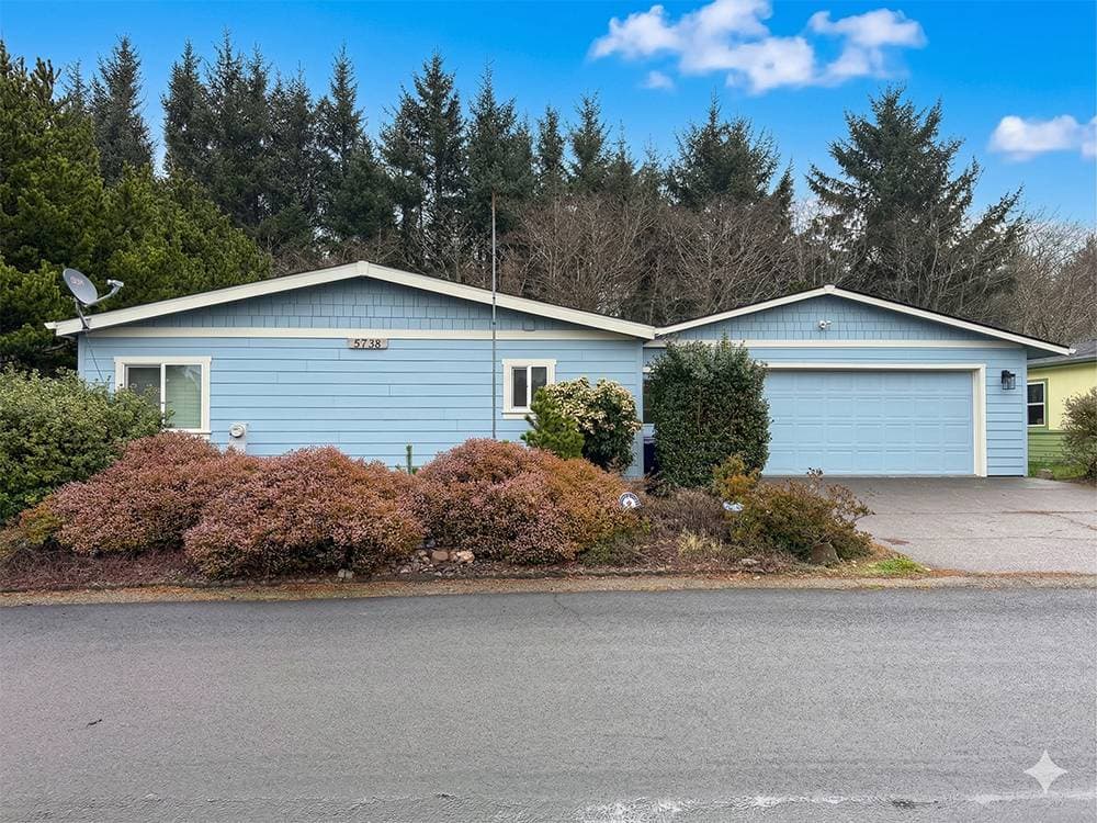 Manufactured home in Newport, OR 97365