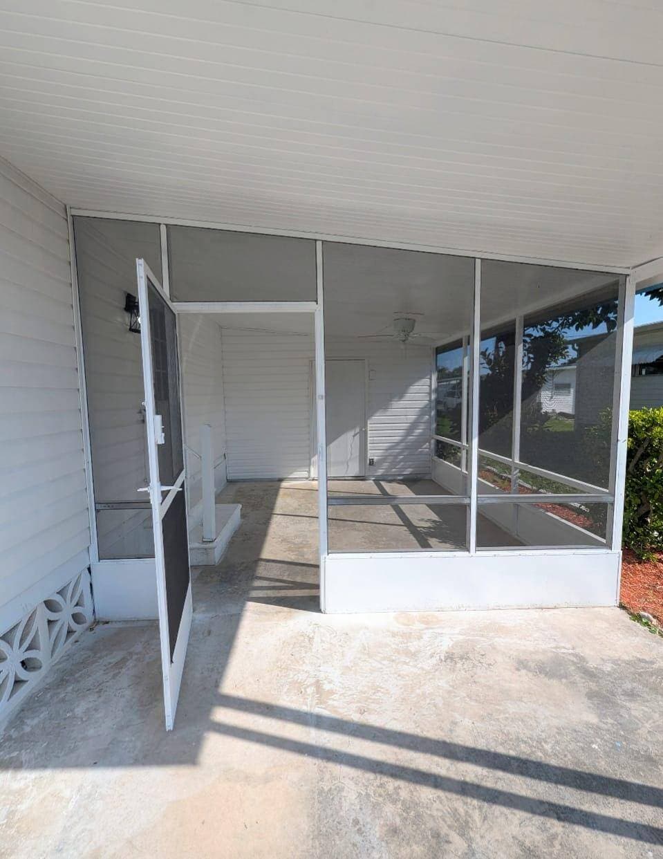 Manufactured home in Sarasota, FL 34243