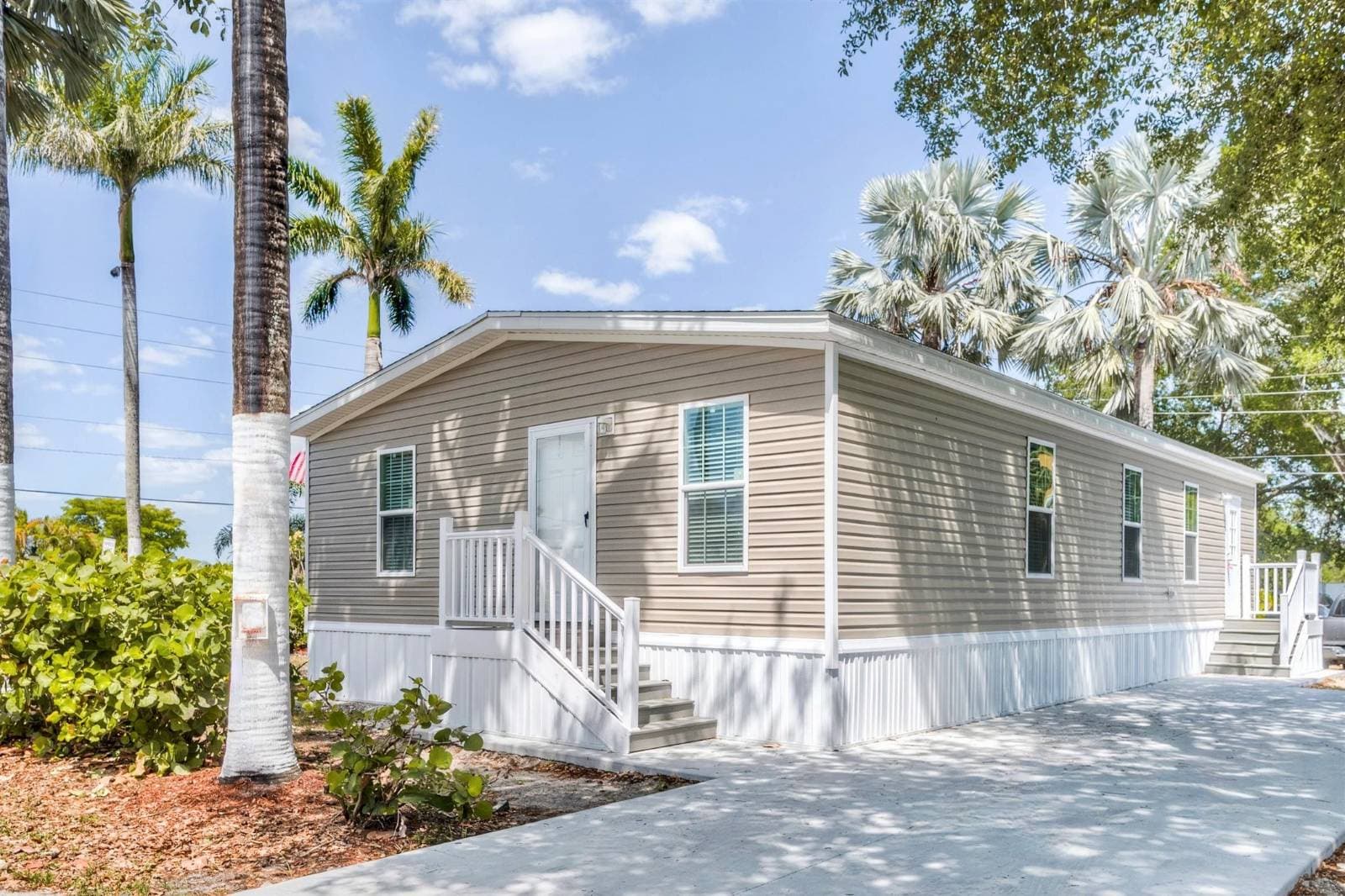 Manufactured home in Fort Myers, FL 33905