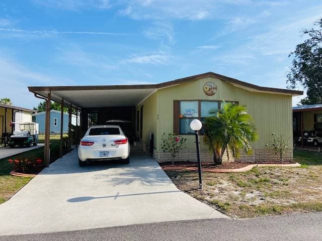Manufactured home in Avon Park, FL 33825