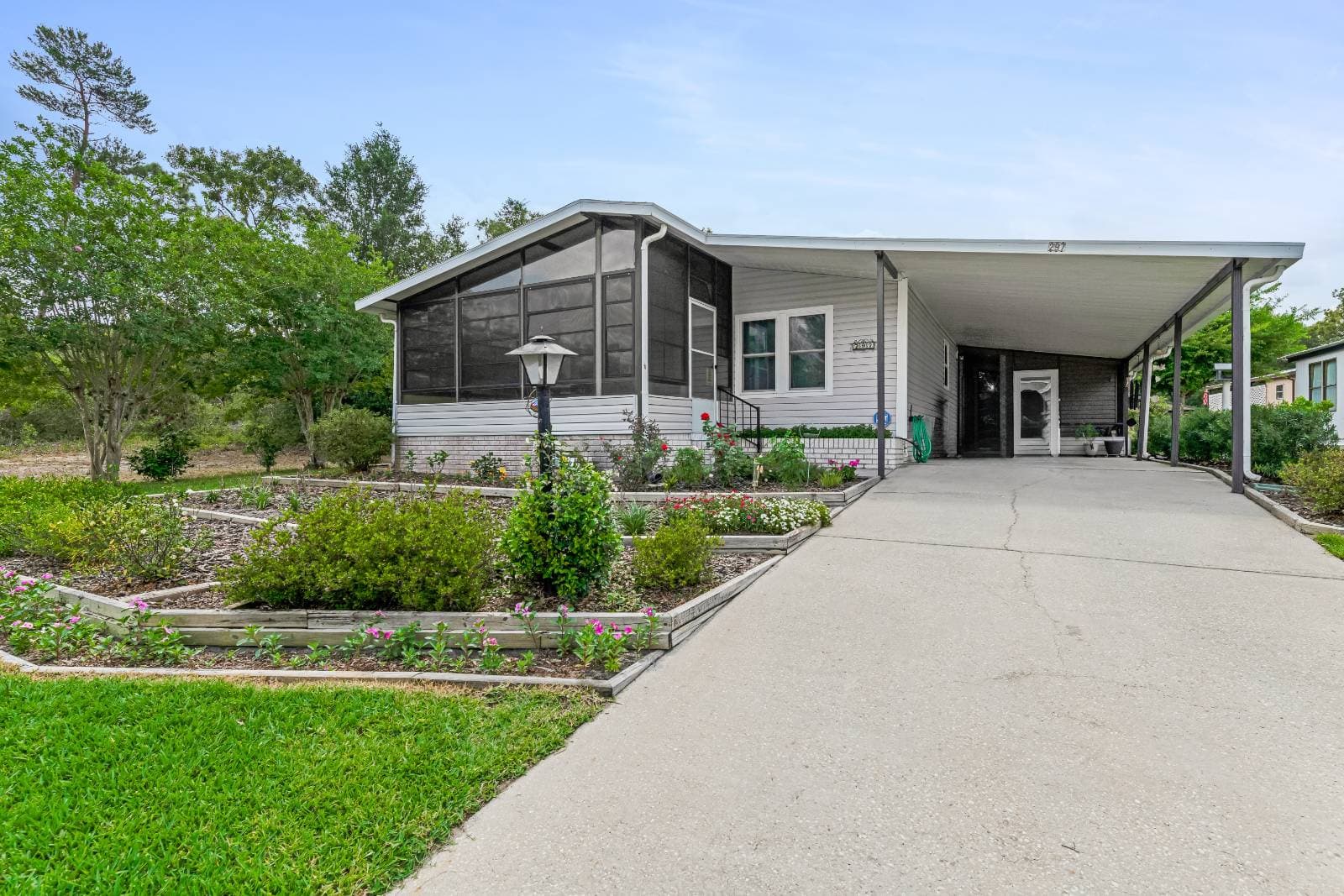 Manufactured home in Deland, FL 32724