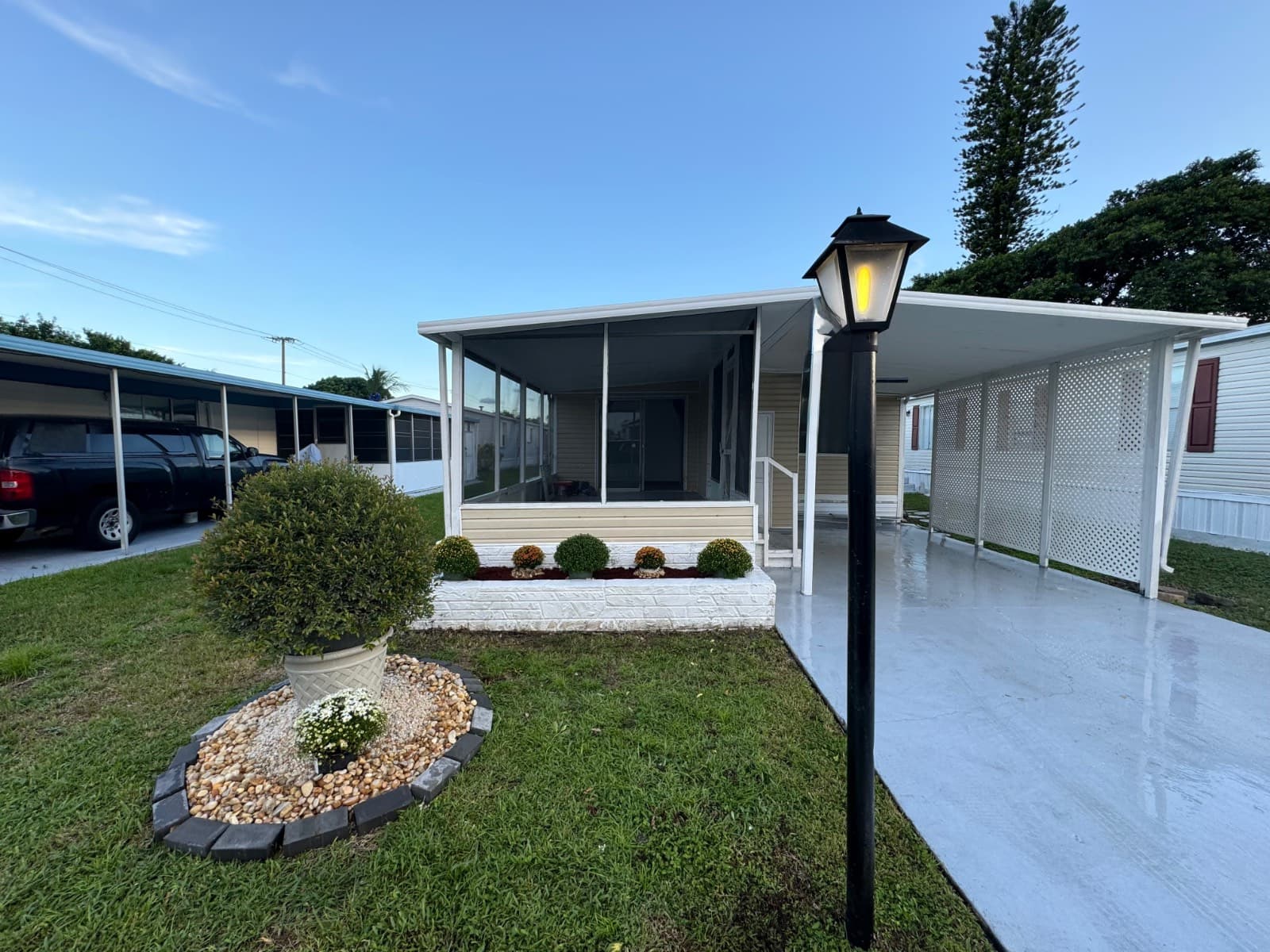 Manufactured home in Davie, FL 33325