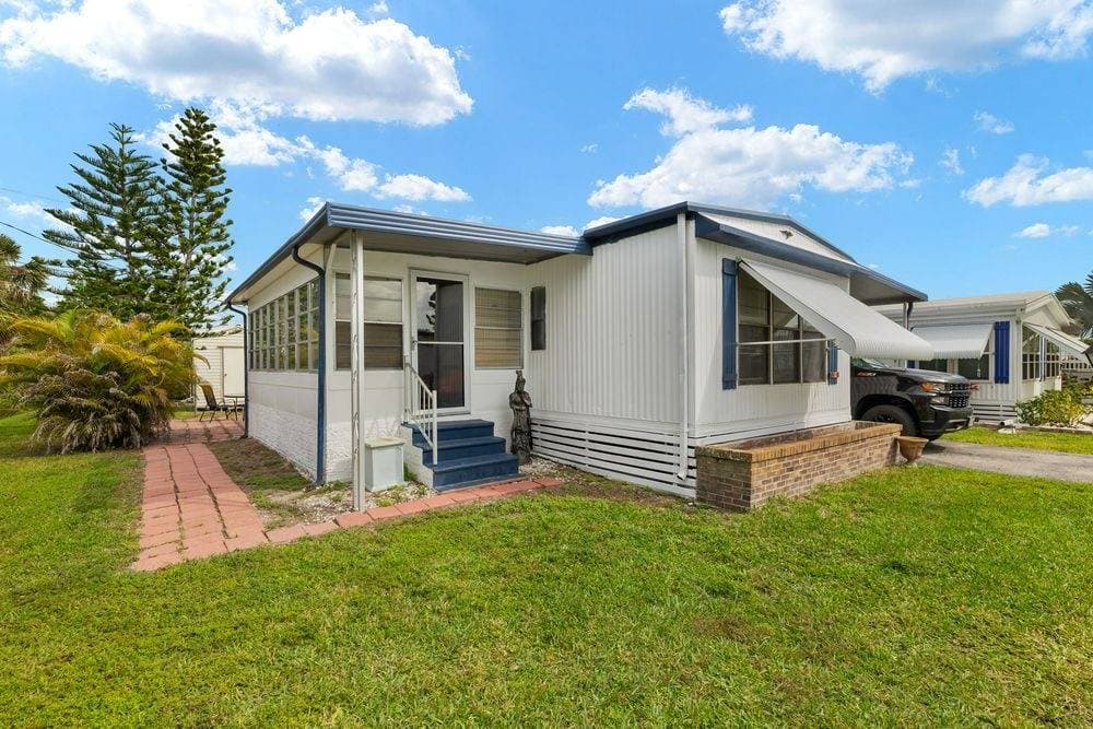 Manufactured home in Naples, FL 34110