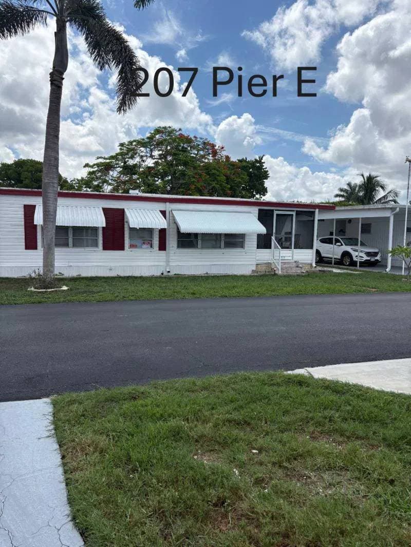 Manufactured home in Naples, FL 34112