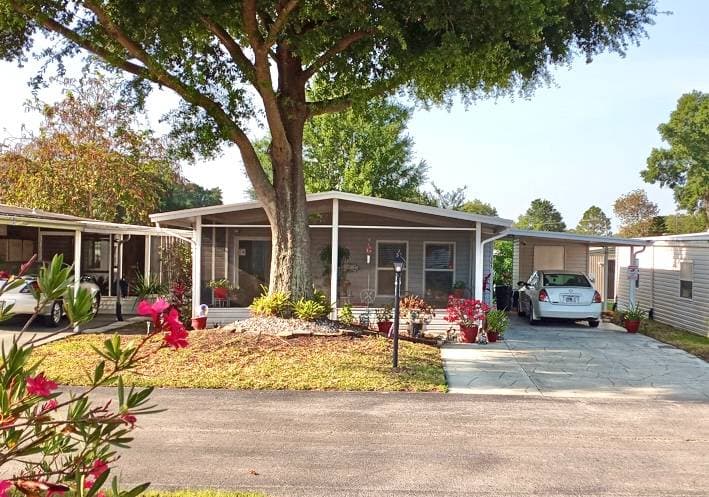 Manufactured home in Valrico, FL 33594