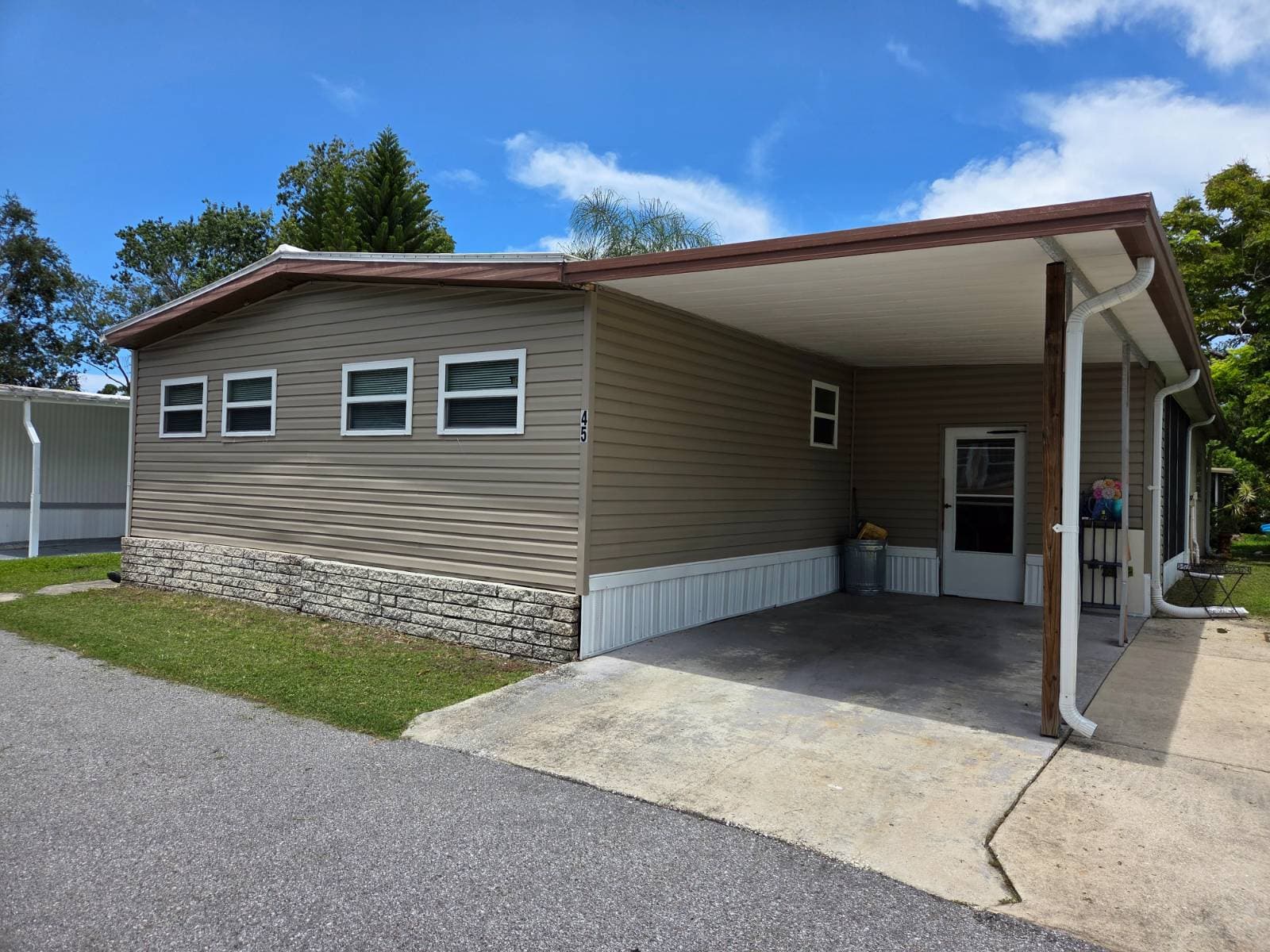 Manufactured home in Palm Harbor, FL 34684