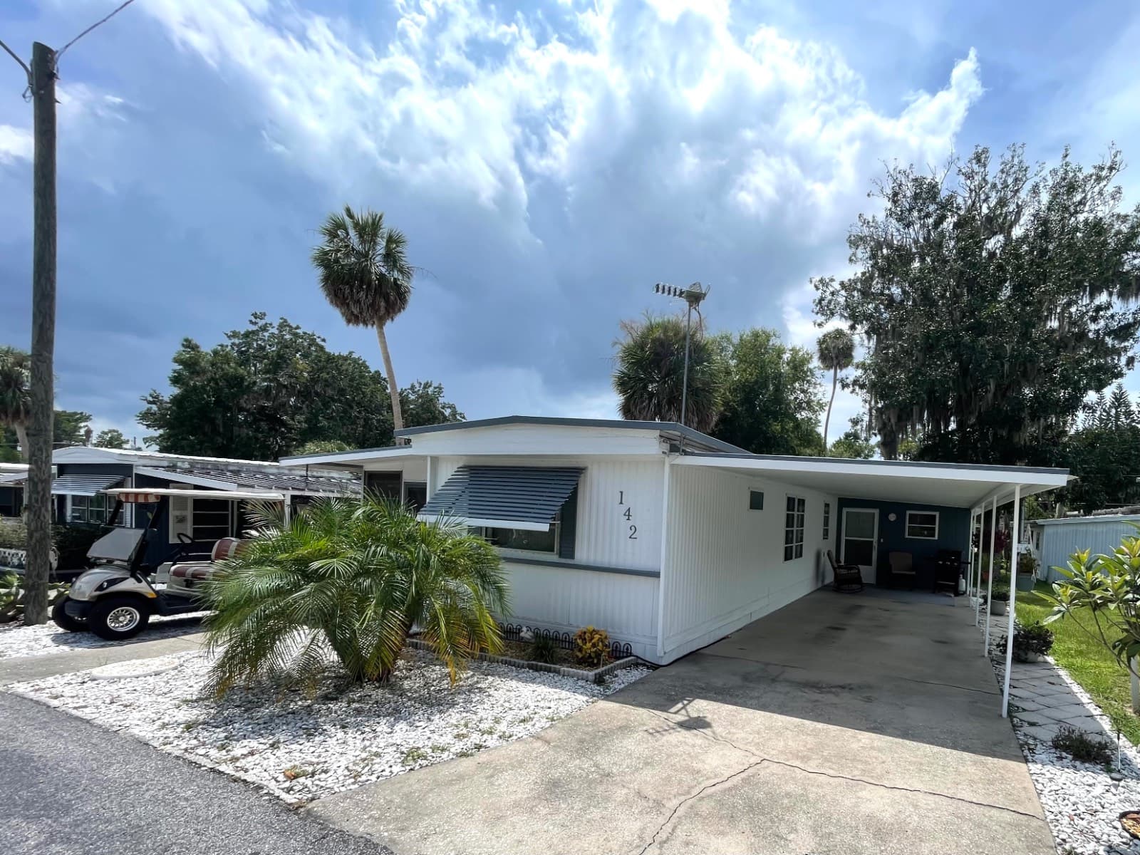 Manufactured home in Tavares, FL 32778