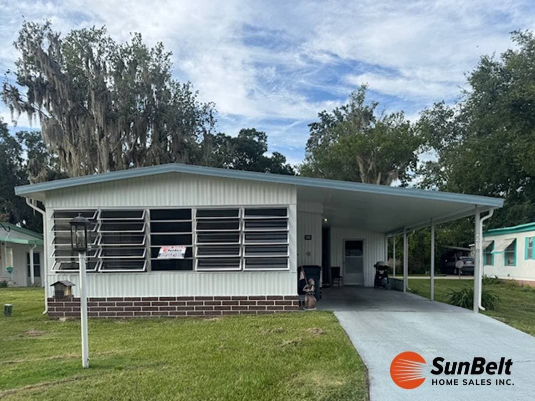 Manufactured home in Ocala, FL 34482