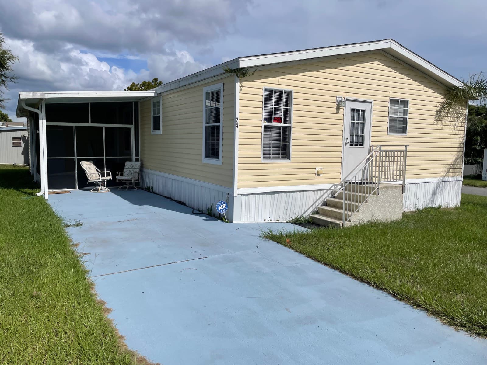 Manufactured home in Sorrento, FL 32776