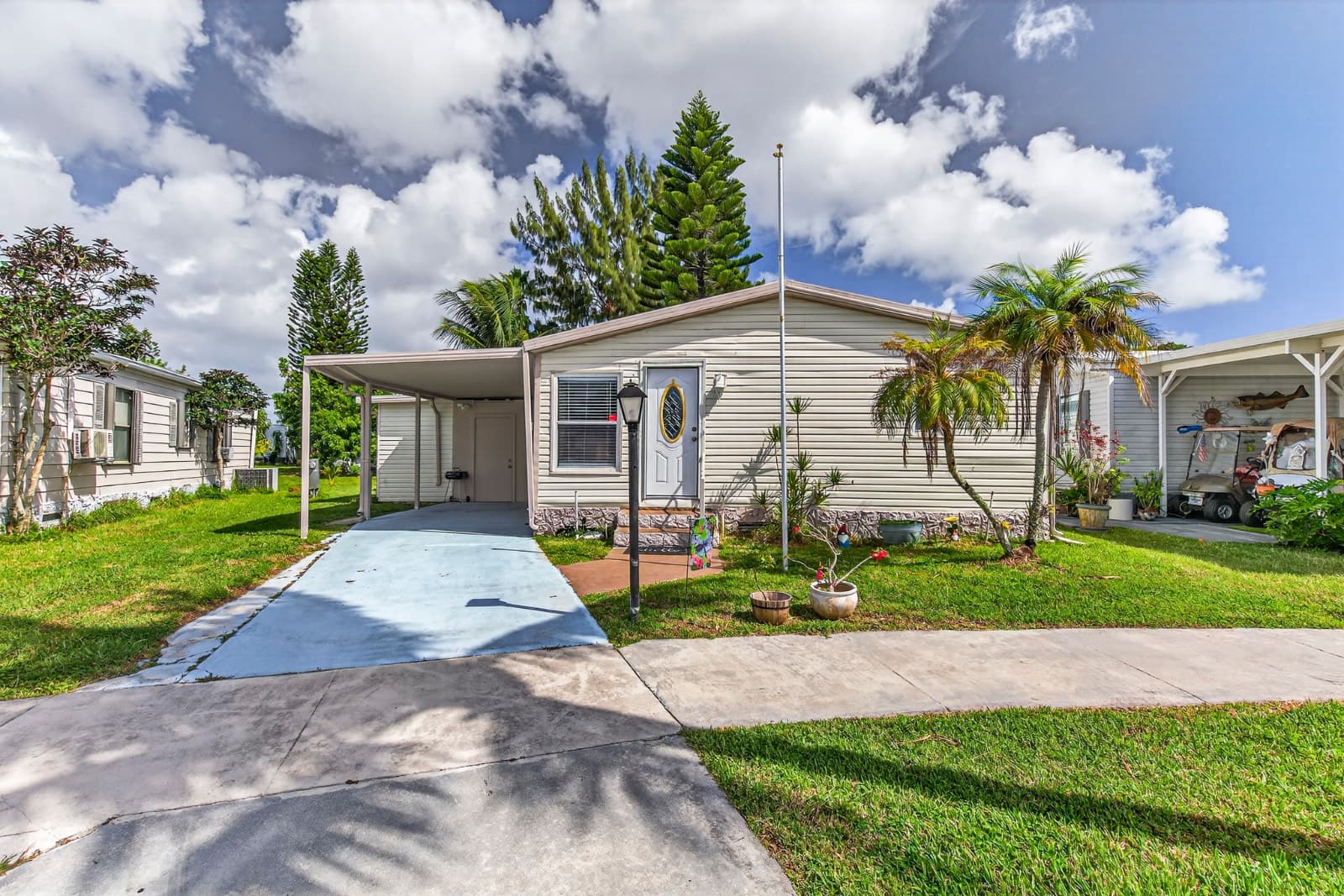 Manufactured home in Coconut Creek, FL 33073
