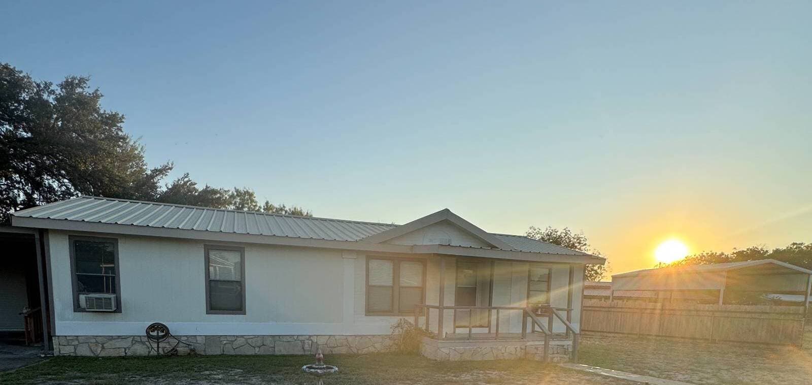 Manufactured home in Brackettville, TX 78832