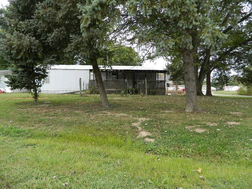 Manufactured home in Wayne City, IL 62895