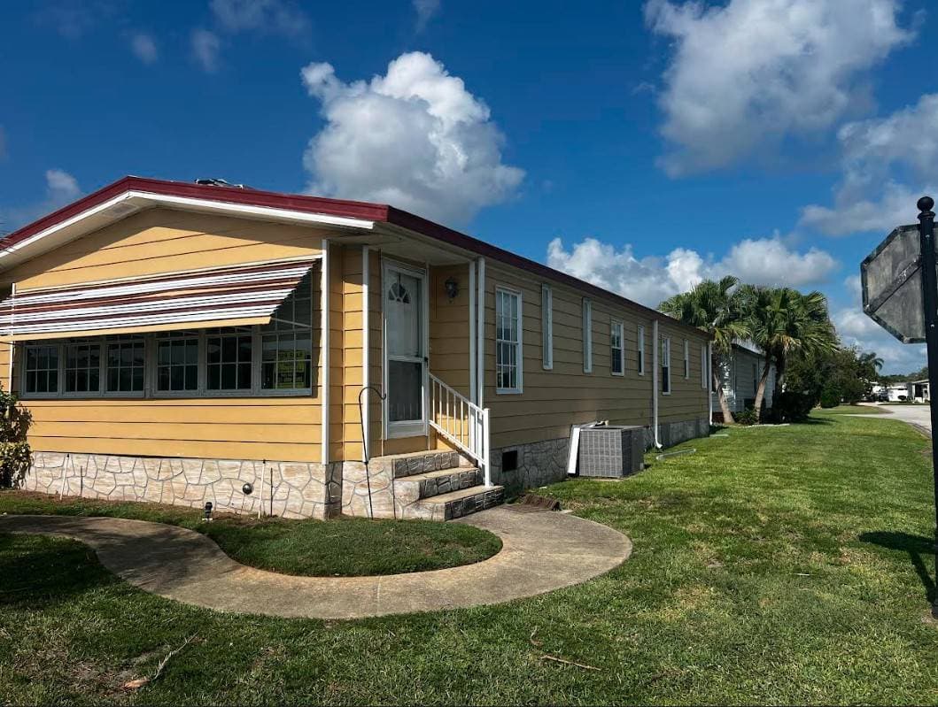 Manufactured home in Melbourne, FL 32904