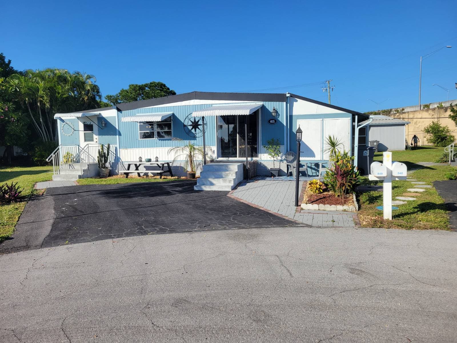 Manufactured home in West Palm Beach, FL 33404