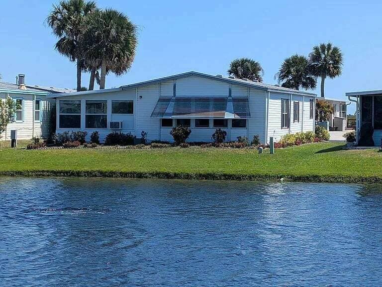 Manufactured home in Edgewater, FL 32141