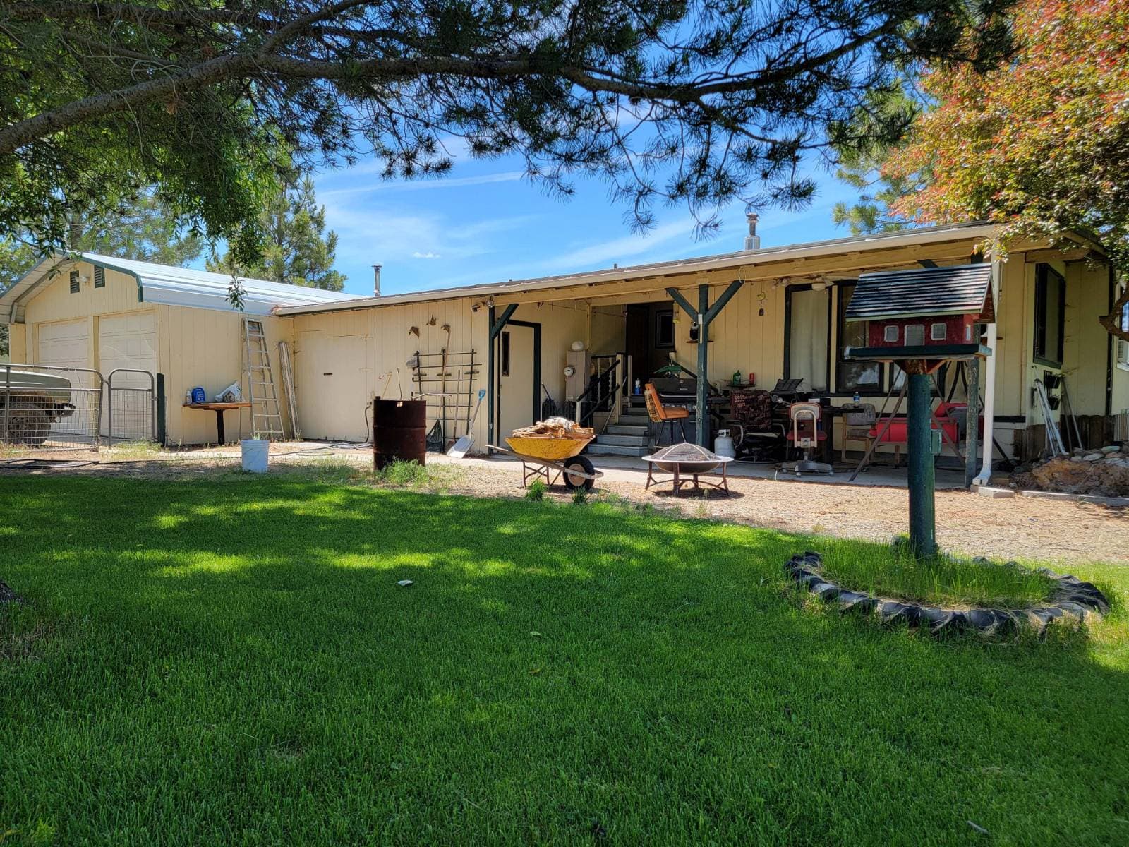 Manufactured home in Christmas Valley, OR 97641