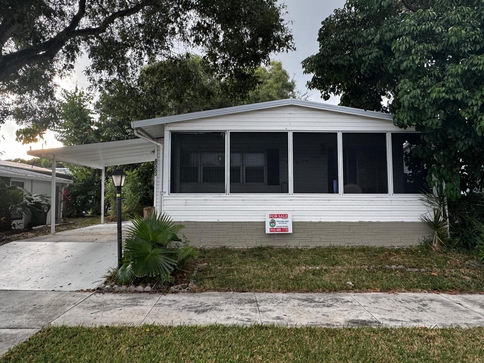 Manufactured home in Coconut Creek, FL 33073