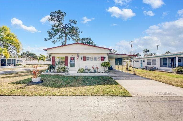 Manufactured home in Sarasota, FL 34232