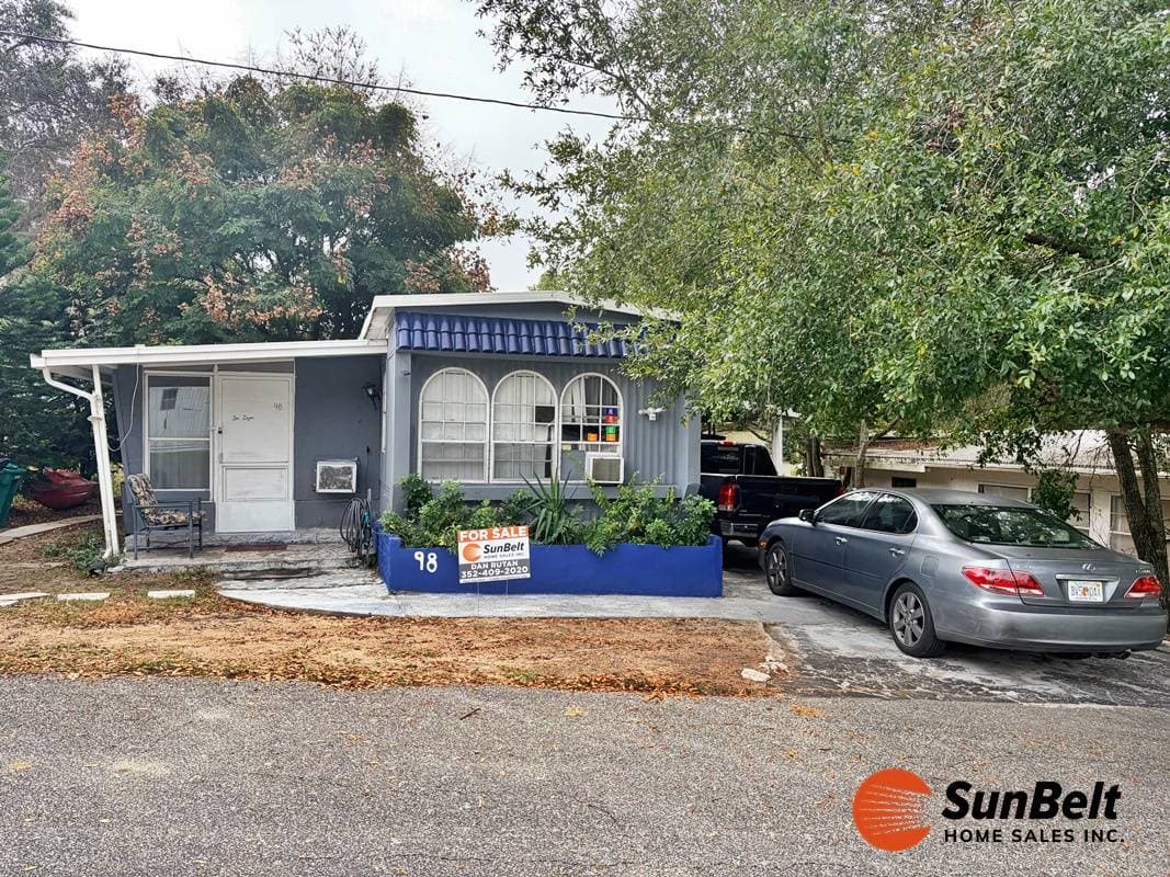 Manufactured home in Mount Dora, FL 32757