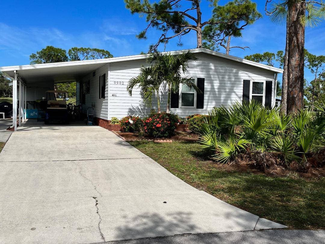 Manufactured home in NORTH FORT MYERS, FL 33903