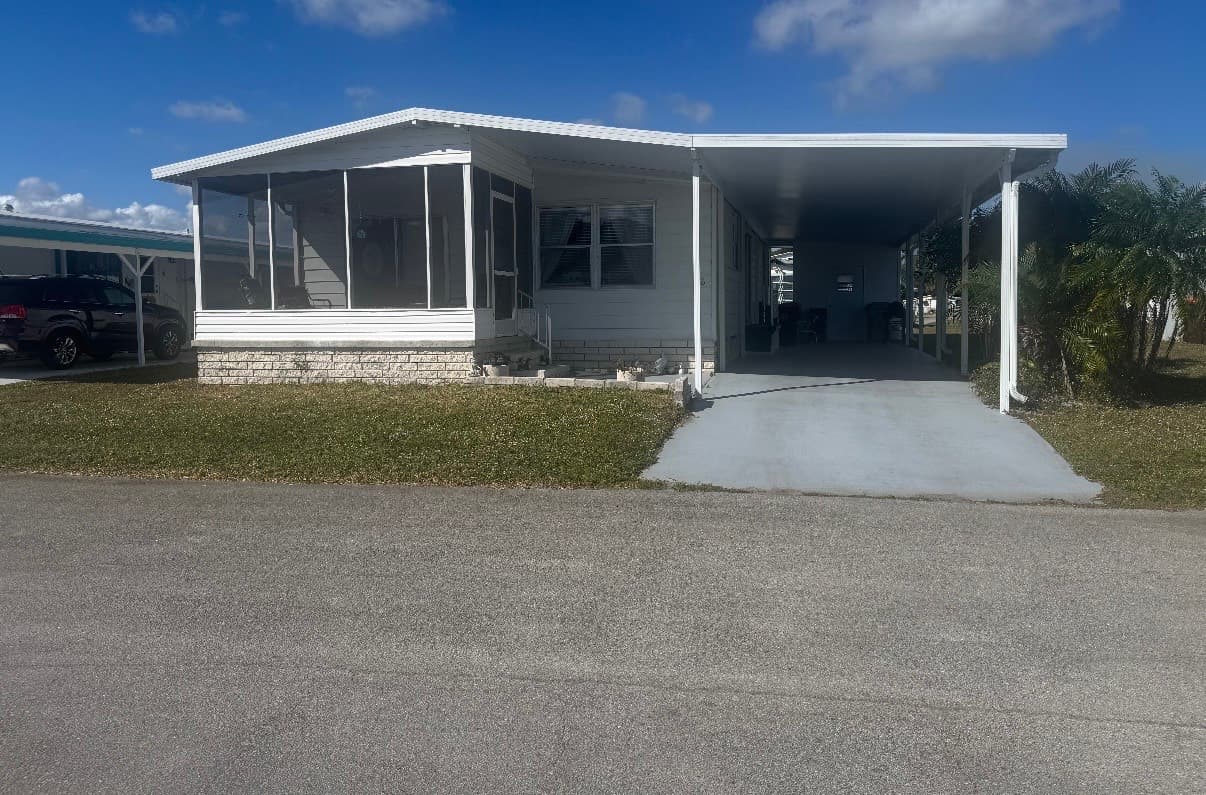 Manufactured home in Vero, FL 32966