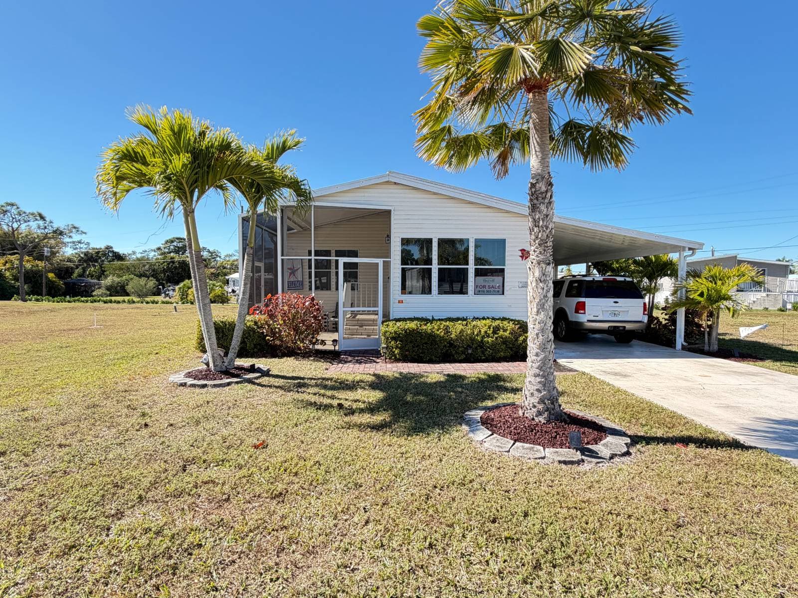 Manufactured home in Estero, FL 33928