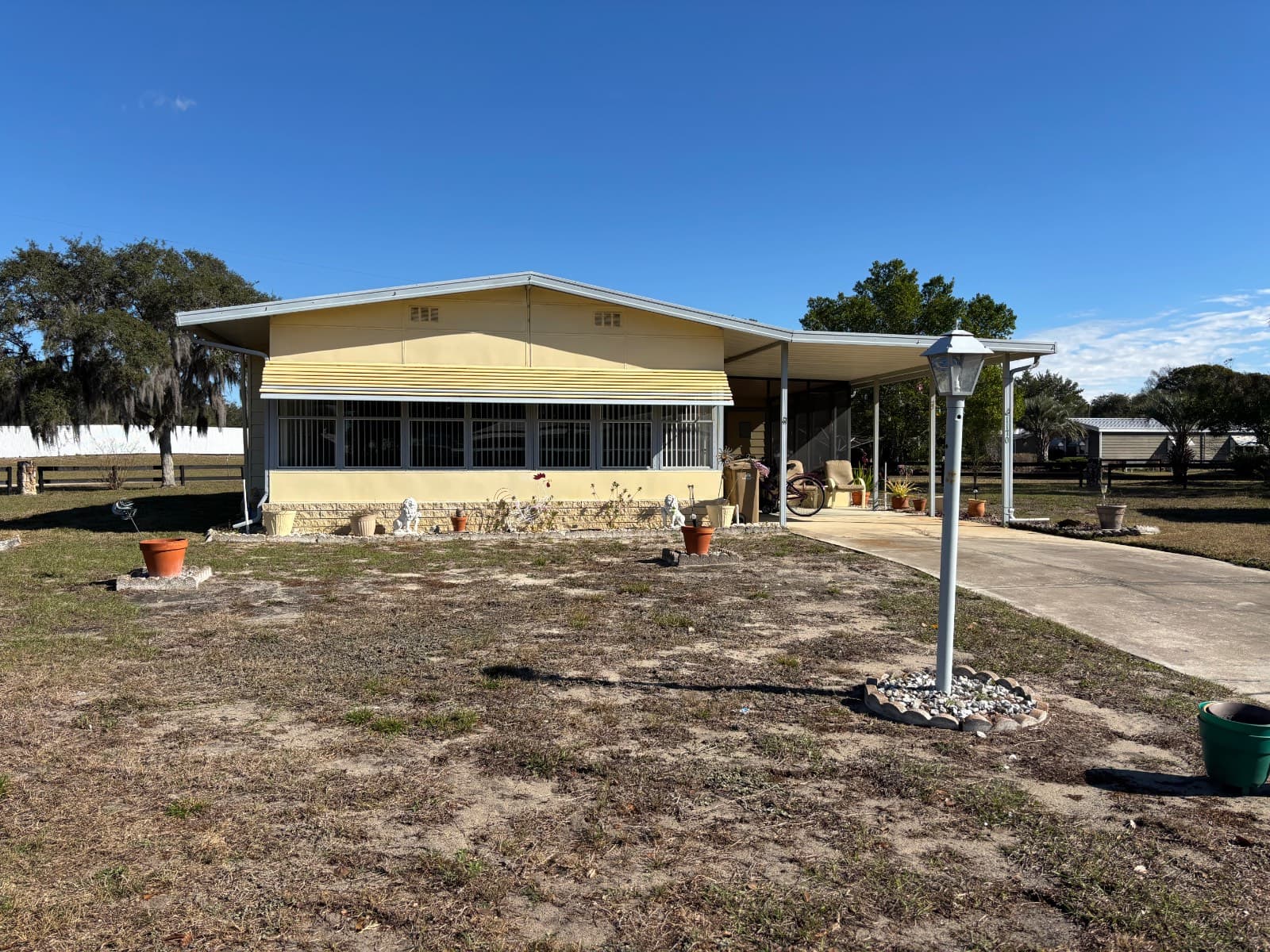 Manufactured home in Grand Island, FL 32735