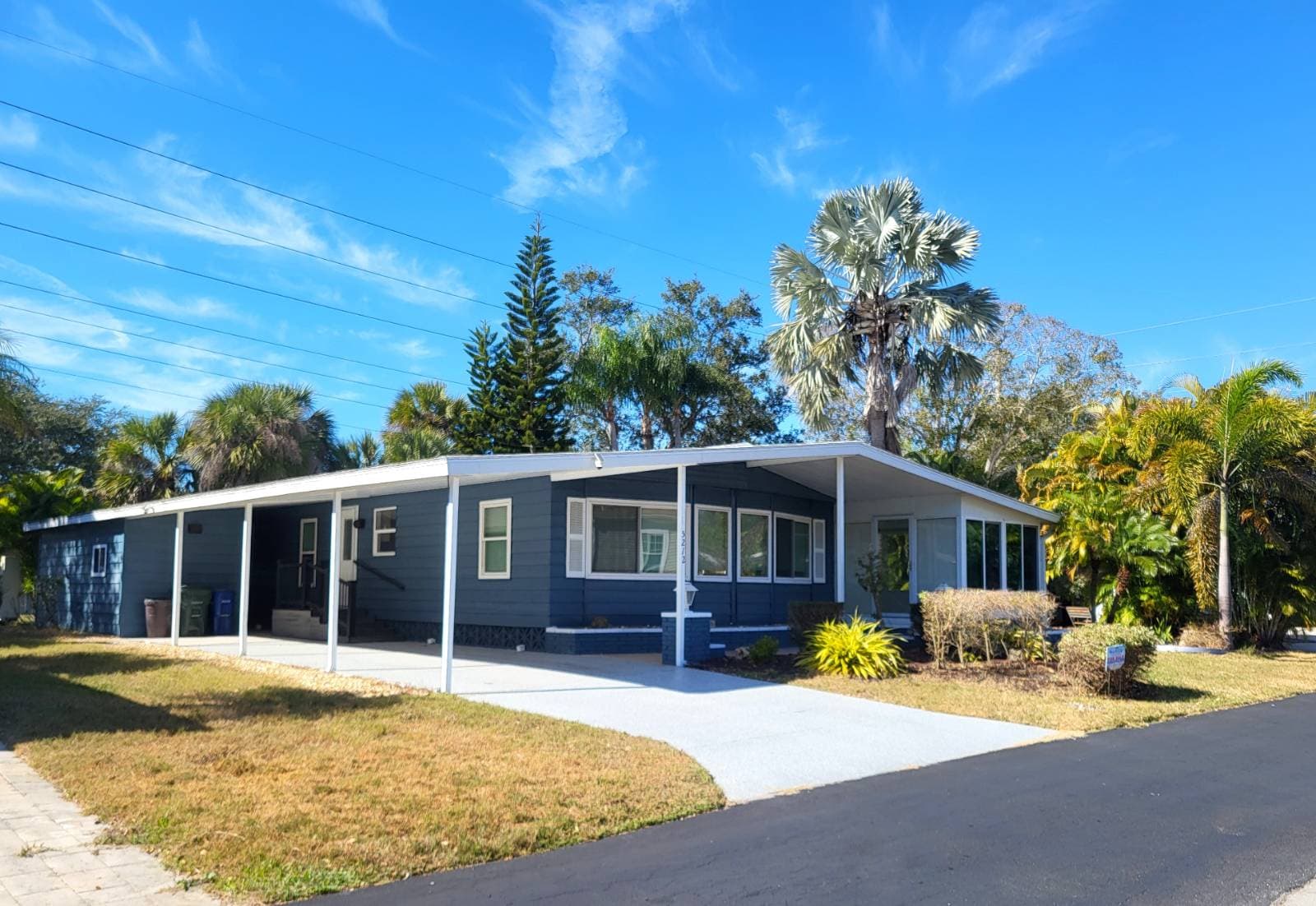 Manufactured home in Sarasota, FL 34233
